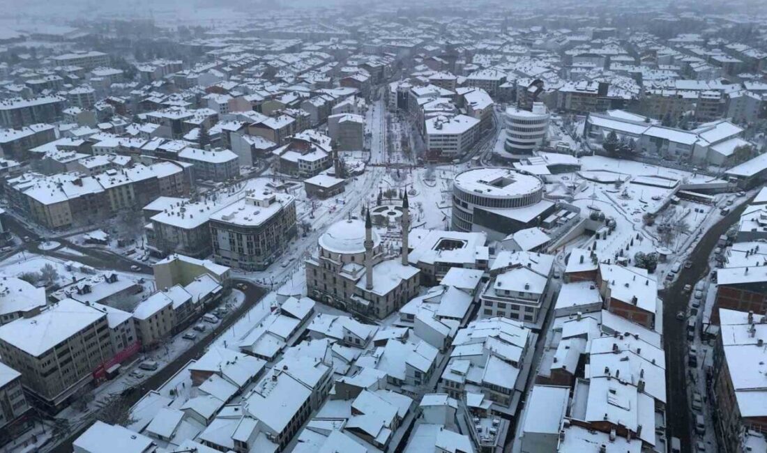 Bolu’da gece saatlerinde etkili olan kar yağışı sonrası kent merkezi