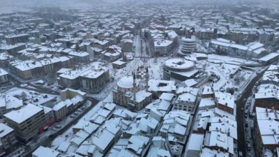 Bolu’da gece saatlerinde etkili olan kar yağışı sonrası kent merkezi