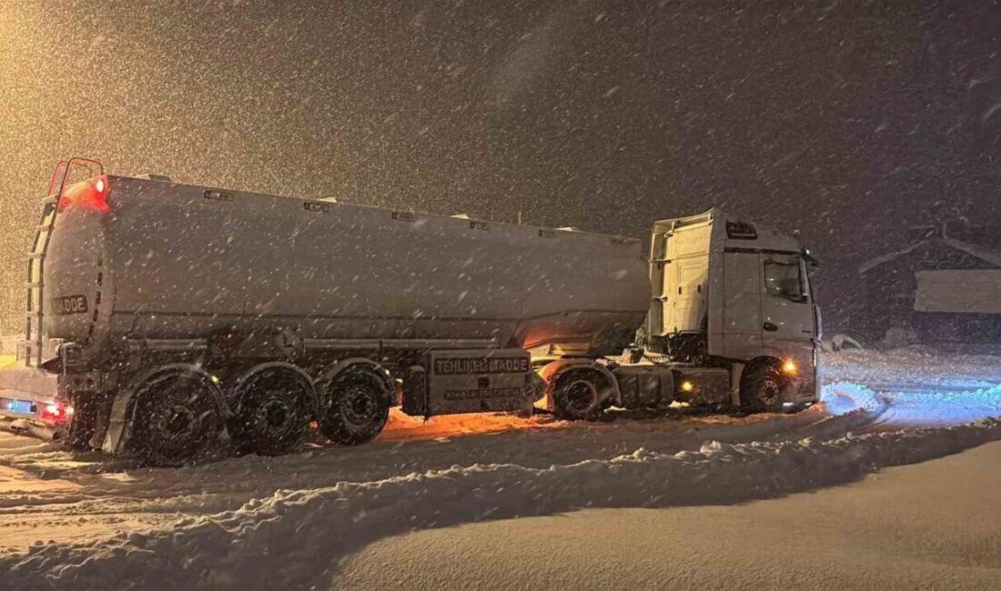 Bolu’da etkisini artıran yoğun kar yağışı nedeniyle Abant Gişeleri bağlantı