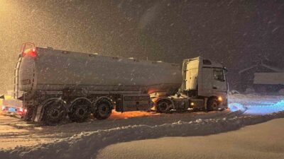 Bolu’da etkisini artıran yoğun kar yağışı nedeniyle Abant Gişeleri bağlantı