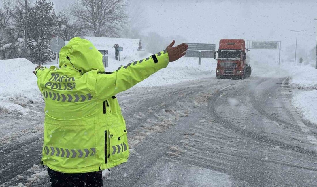 Bolu’da etkisini artıran yoğun kar yağışı nedeniyle ağır tonajlı araçların
