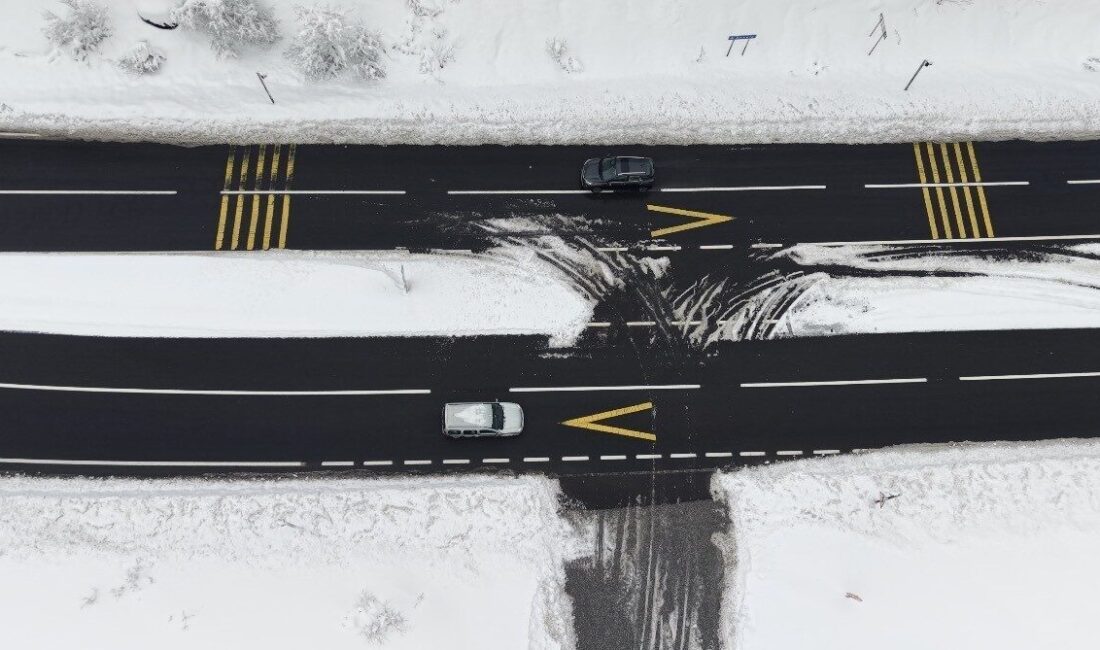 Düzce’de akşam saatlerinde etkili olan kar yağışı nedeniyle zaman zaman