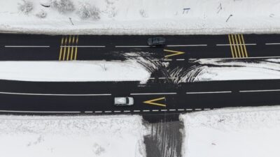 Düzce’de akşam saatlerinde etkili olan kar yağışı nedeniyle zaman zaman