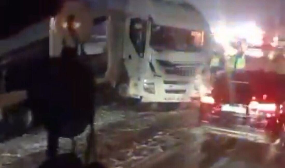 Bolu Dağı’nda etkili olan yoğun kar yağışı nedeniyle TEM Otoyolu