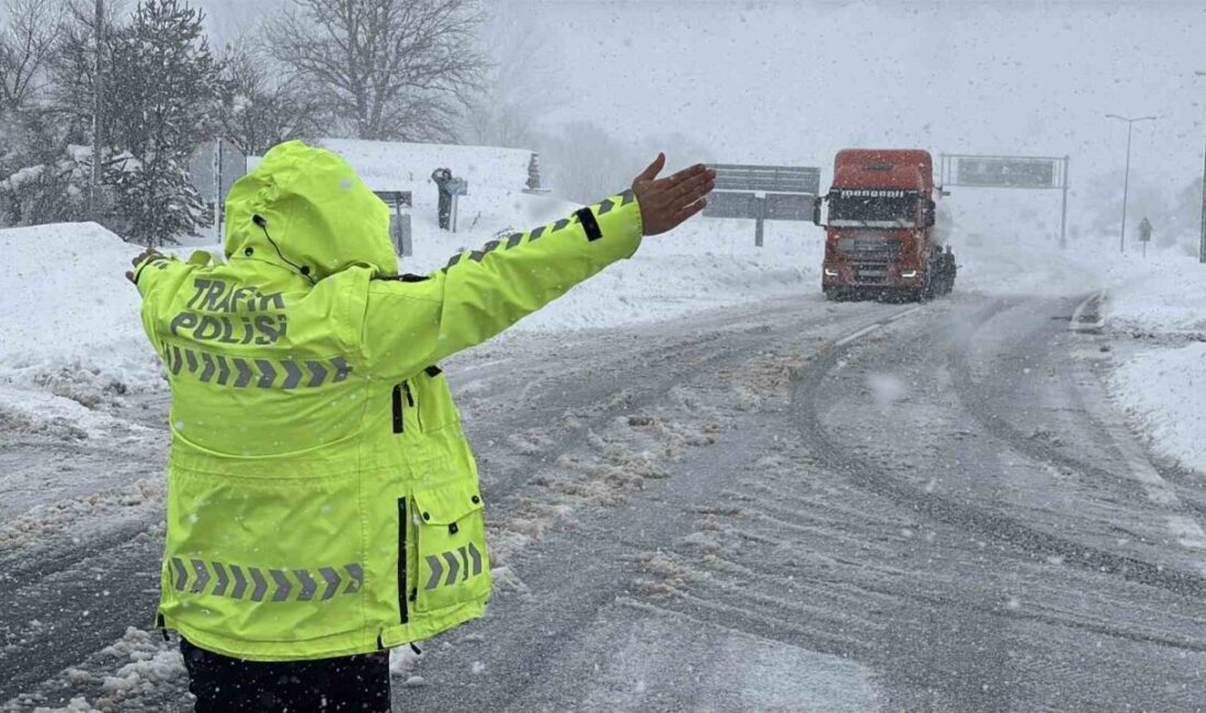 Bolu’da etkisini artıran yoğun kar yağışı nedeniyle D-100 kara yolunun
