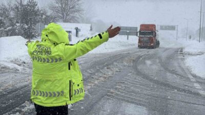 Bolu’da etkisini artıran yoğun kar yağışı nedeniyle D-100 kara yolunun