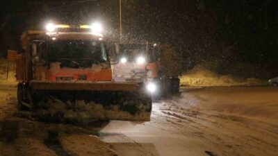 D-100 karayolunun Bolu Dağı geçişinde kar yağışı devam ediyor. Yeşil