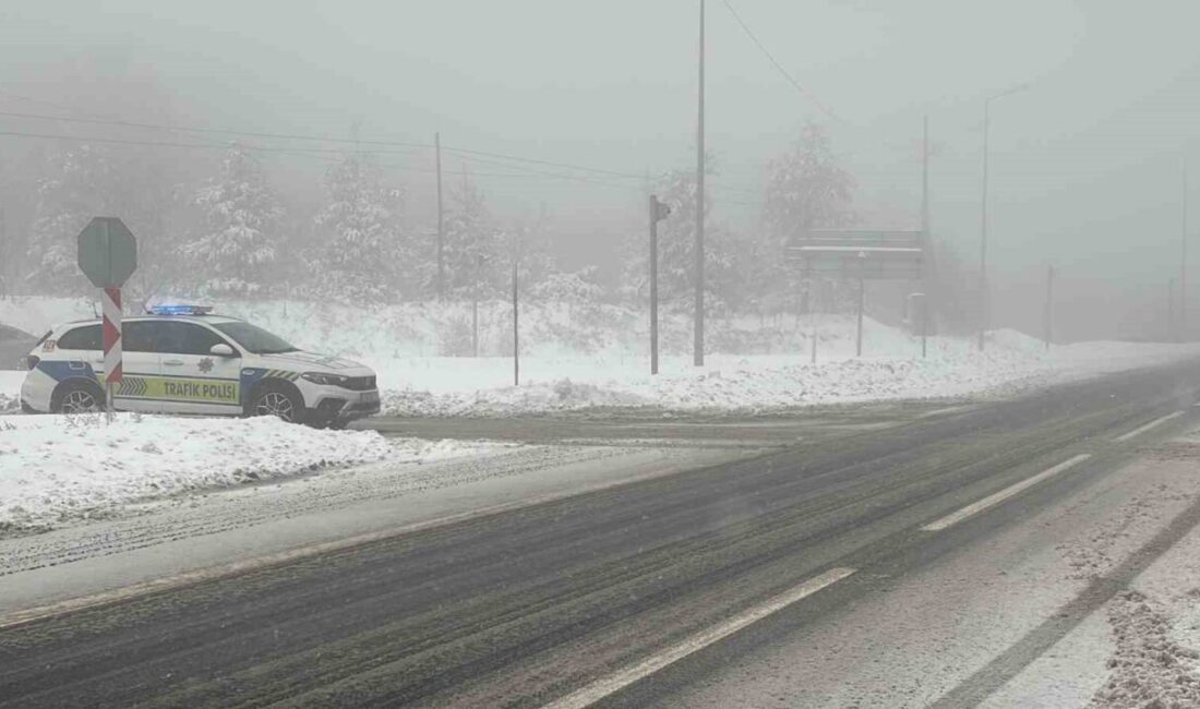 Bolu Dağı’nda kar yağışı etkili oluyor: Kar kalınlığı 20 santimetreye ulaştı Türkiye’nin en önemli geçiş güzergahlarından biri olan Bolu Dağı’nda kar