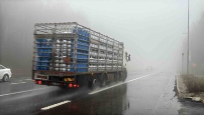 Bolu Dağı’nda etkili olan yoğun sis ve sağanak sebebiyle görüş