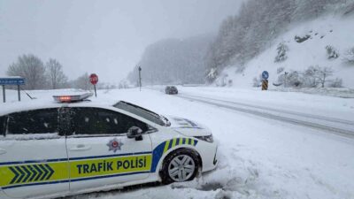 Düzce D100 kara yolunda Bolu Dağı’nda etkili olan kar yağışı