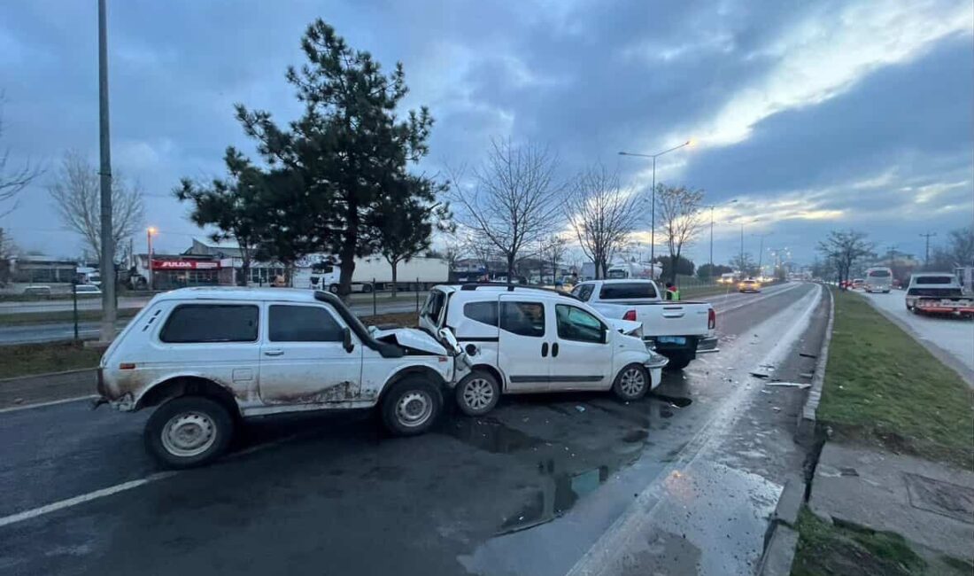 Bolu’da 4 araç zincirleme kazaya karıştı, trafik kilitlendi D-100 kara yolunun Bolu geçişinde 4 aracın karıştığı zincirleme trafik
