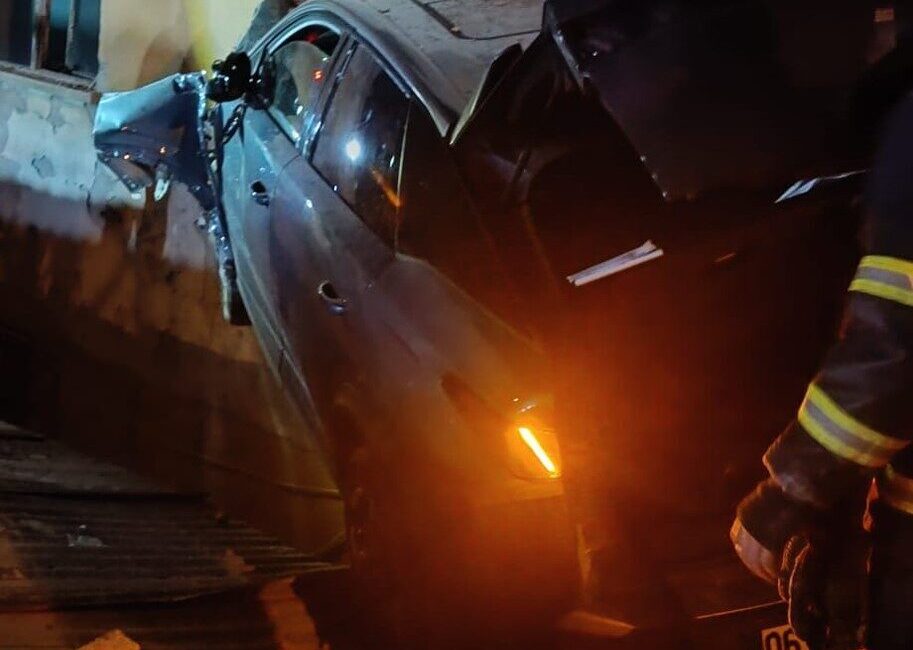 Bolu’nun Gerede ilçesinde kontrolden çıkarak bina duvarına çarpan otomobilin sürücüsü