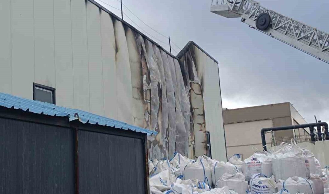 Bolu’da fabrika yangını büyümeden söndürüldü Bolu’nun Gerede ilçesinde bir fabrikada çıkan yangın büyümeden söndürüldü. Yangın,