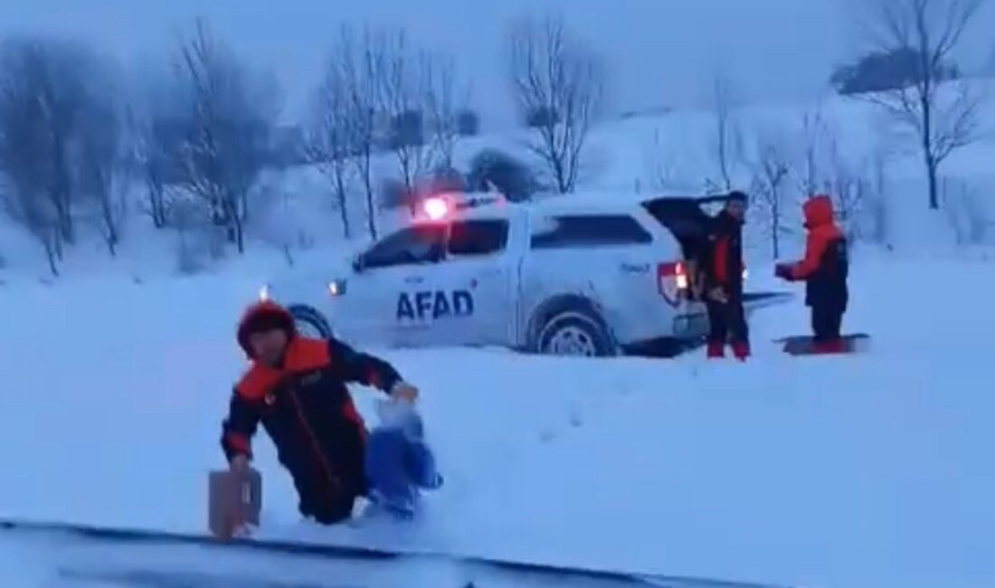 Bolu’da Gerede-Samsun yolu çift şeritten ulaşıma kapalı Bolu’nun Gerede ilçesinde etkili olan yoğun kar yağışı nedeniyle tır