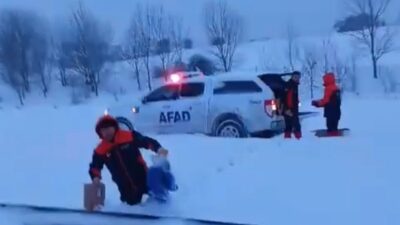 Bolu’nun Gerede ilçesinde etkili olan yoğun kar yağışı nedeniyle tır