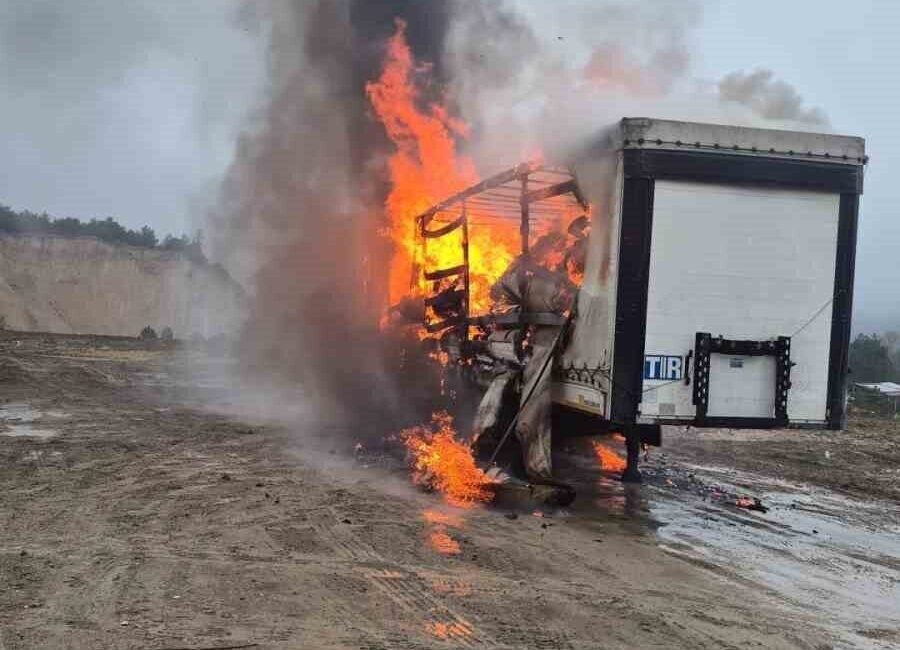 Bolu’da kağıt yüklü tırın dorsesi park halindeyken alev alev yandı.
