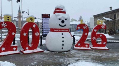 Bolu’da sabah saatlerinde güneşli havanın etkili olduğu kent merkezinde, öğle