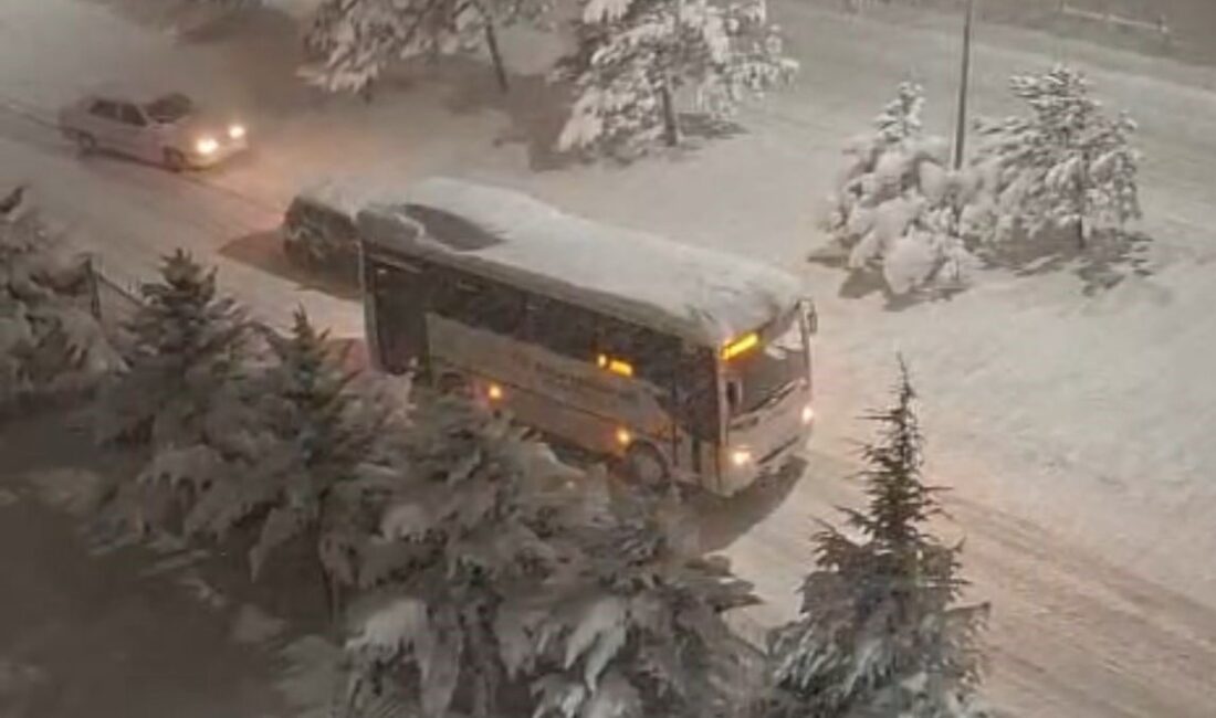 Bolu’da etkisini artıran yoğun kar yağışı, kent merkezinde hayatı felç