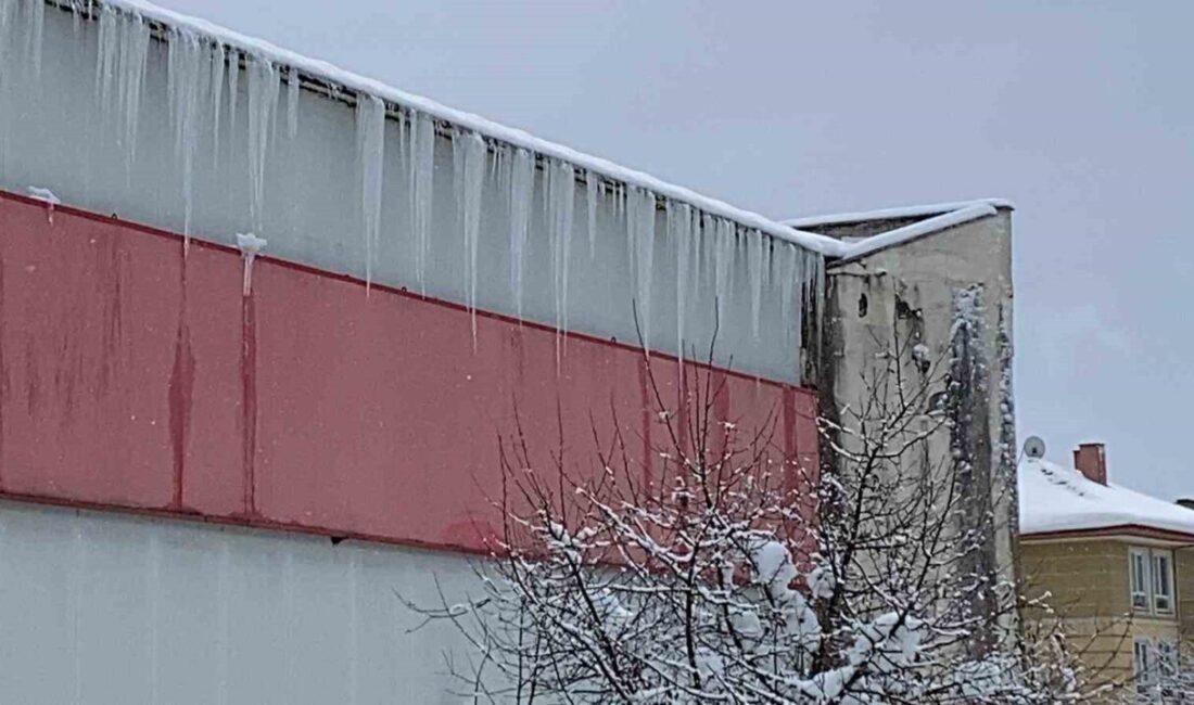 Bolu’da kar ve buz kütleleri tehlike saçıyor Bolu’da günlerdir etkili olan yoğun kar yağışı ve ardından etkili