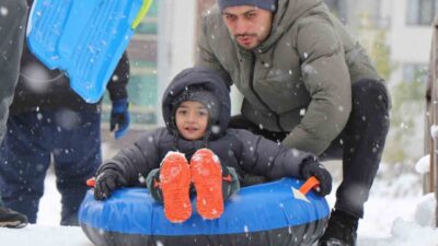Bolu’da dün gece saatlerinde başlayan ve etkisini sürdüren kar yağışı