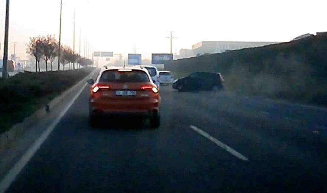 Bolu’da D-100 kara yolunda bir otomobilin devrildiği kazanın araç içi