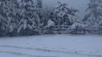 Bolu’nun Gerede ilçesindeki Arkut Dağı Kayak Merkezi’nde yapay kar üretim