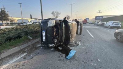 Bolu’da D-100 kara yolunda direksiyon hakimiyetini kaybeden bir otomobil, refüje