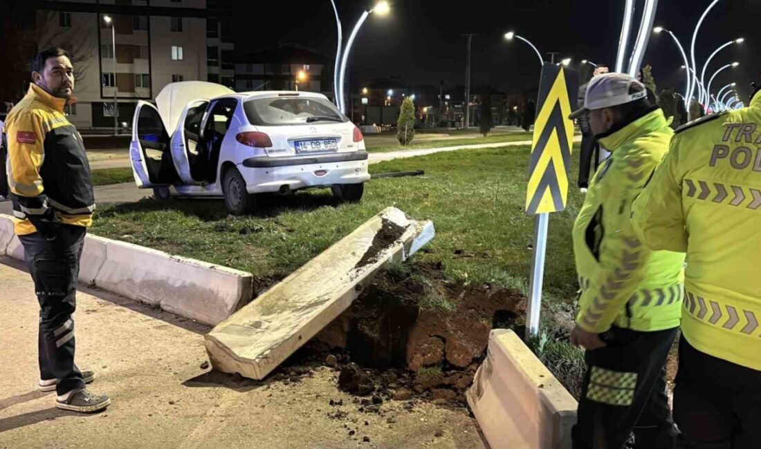 Bolu’da kontrolden çıkan otomobilin refüje çarptığı kaza maddi hasarla atlatıldı.