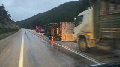 Bolu’nun Göynük ilçesinde odun yüklü tır kayganlaşan yolda devrildi. Kaza,