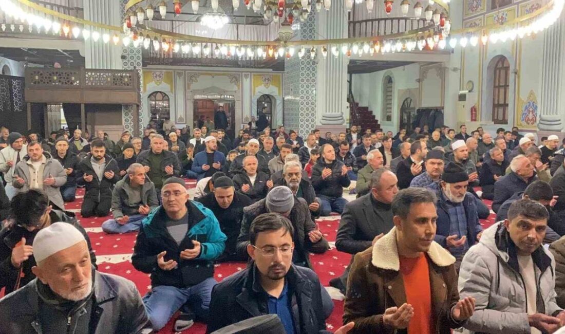 Bolu’da Regaip Kandili dolayısıyla vatandaşlar Yıldırım Bayezid Camii’ne akın etti.