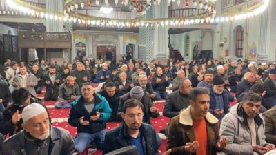 Bolu’da Regaip Kandili dolayısıyla vatandaşlar Yıldırım Bayezid Camii’ne akın etti.