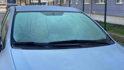 Bolu’da hava sıcaklığının sıfırın altına düşmesiyle sabah saatlerinde araçların camları