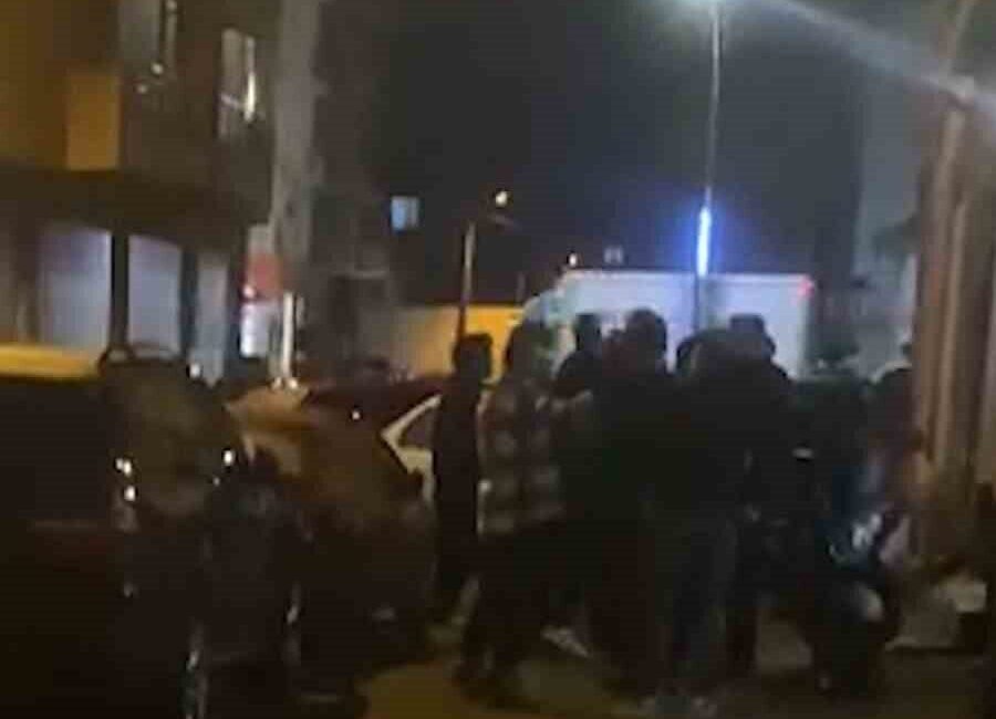 Bolu’da sokak ortasında kavga: Taraflar güçlükle ayrıldı Bolu’da akşam saatlerinde iki grup arasında sözlü başlayan tartışmada yumruklar