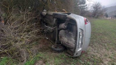 Bolu’nun Mudurnu ilçesinde direksiyon hakimiyetini kaybeden sürücü, otomobiliyle takla atarak