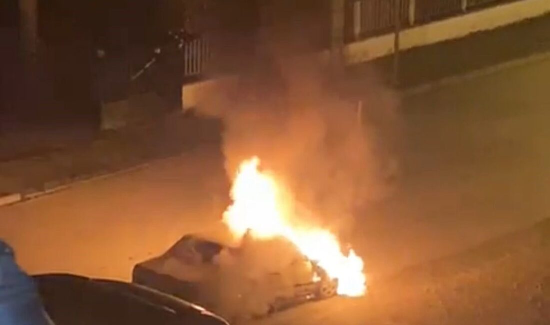 Bolu’da seyir halindeki Tofaş otomobil, alev alev yandı. İtfaiye ekipleri