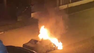 Bolu’da seyir halindeki Tofaş otomobil, alev alev yandı. İtfaiye ekipleri