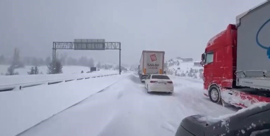 Bolu’nun Gerede ilçesinde etkili olan yoğun kar yağışı nedeniyle kar