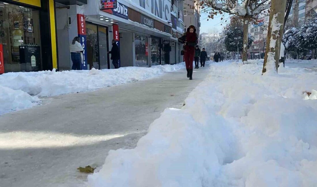 Bolu’da yollar buz tuttu, vatandaşlar zor anlar yaşadı Bolu’da kar yağışının ardından hava sıcaklığı eksi 16 dereceye kadar