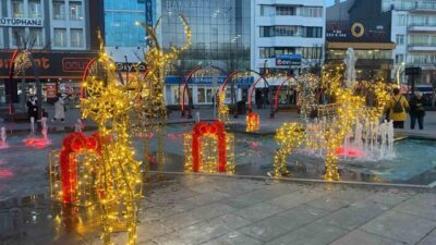 Bolu’da yeni yıl öncesi kent meydanında yapılan ışıklandırma çalışmaları beğeni