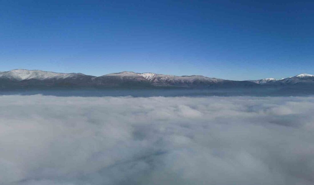 Bolu’da sabah saatlerinden itibaren şehrin üzerine çöken sis tabakası havadan