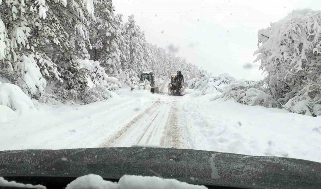 Bolu’nun Mengen ilçesinde hummalı çalışma: 18 köy yolu ulaşıma kapalı Bolu’nun Mengen ilçesinde kardan kapanan 18 köy yolunun açılması için