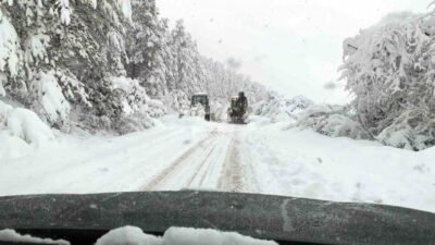 Bolu’nun Mengen ilçesinde kardan kapanan 18 köy yolunun açılması için