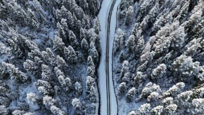 Bolu’da gece saatlerinde etkili olan kar yağışı yüksek kesimleri beyaz