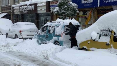 Bolu’da 3 gündür aralıksız devam eden kar yağışı yaşamı olumsuz