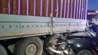 Bilecik’in Bozüyük ilçesinde otomobilin tıra arkadan çarpması sonucu meydana gelen