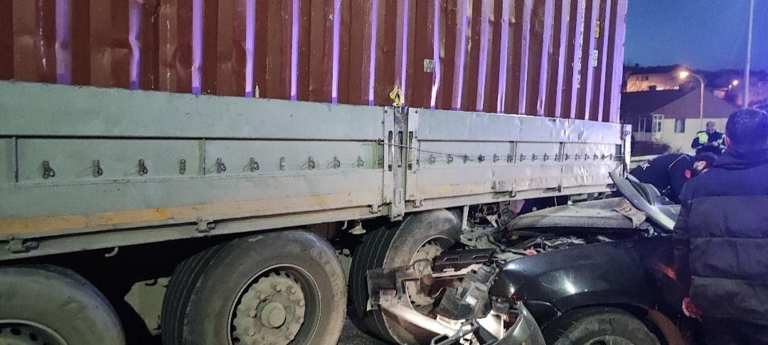 Bozüyük’te otomobil, park halindeki tıra arkadan çarptı: 1 ölü, 1 yaralı Bilecik’in Bozüyük ilçesinde otomobilin tıra arkadan çarpması sonucu meydana gelen