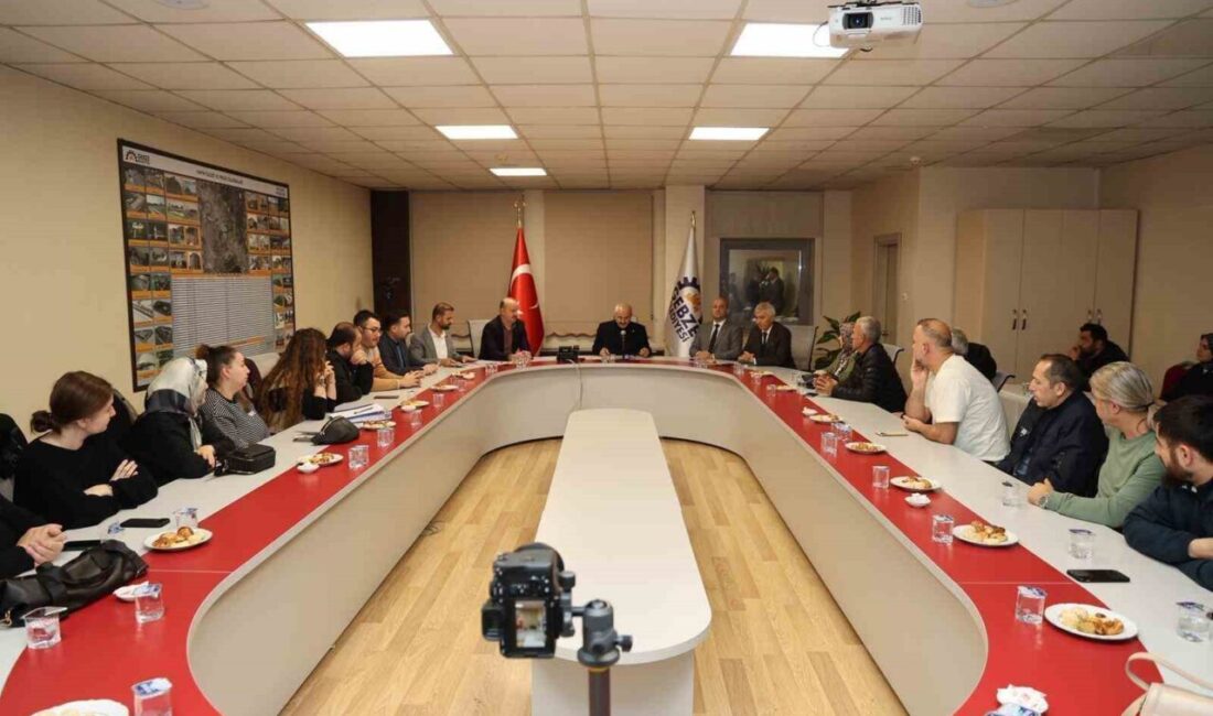 Büyükgöz, yıkım kararı alınan binanın mülk sahipleriyle bir araya geldi Gebze Belediye Başkanı Zinnur Büyükgöz, Akse Sapağı’nda bulunan ve hakkında