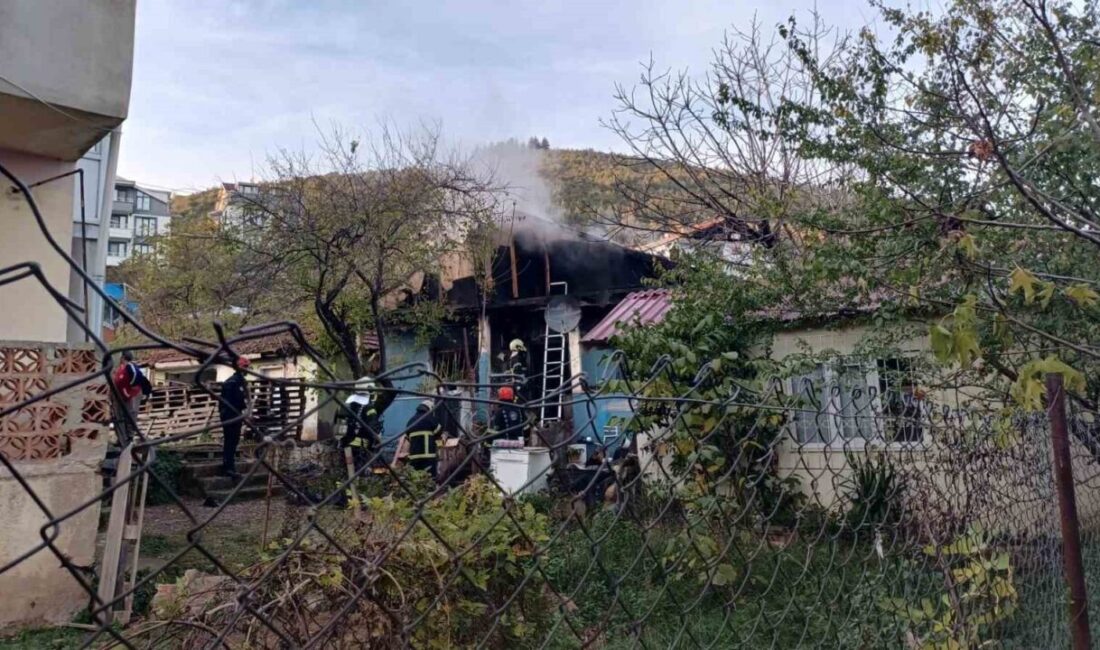 Çakmağı doldururken hem kendini hem de evi yaktı Kocaeli’nin Derince ilçesinde çakmağı doldurmak isteyen yaşlı kadın alevler arasında