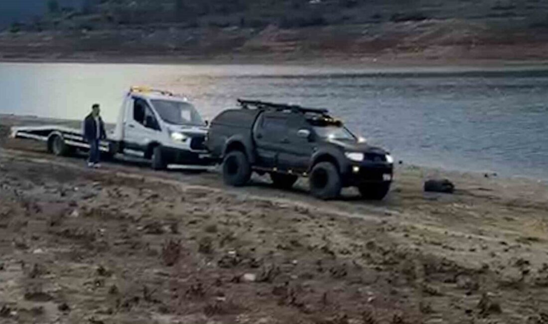 Bolu’da çamura saplanan oto kurtarma aracı, pikap aracıyla çamurdan kurtarıldı.