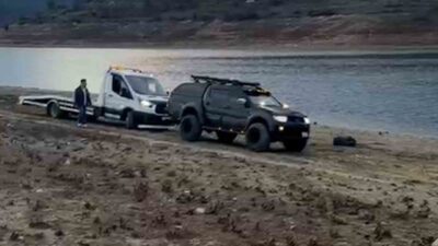 Bolu’da çamura saplanan oto kurtarma aracı, pikap aracıyla çamurdan kurtarıldı.